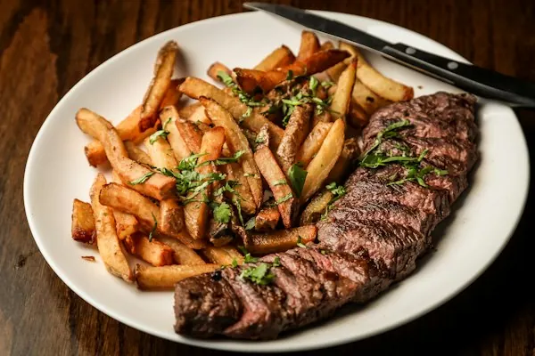 Bife de chorizo con papas rústicas