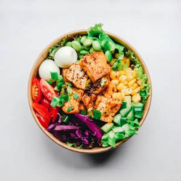 Bowl de quinua con verduras y tofu