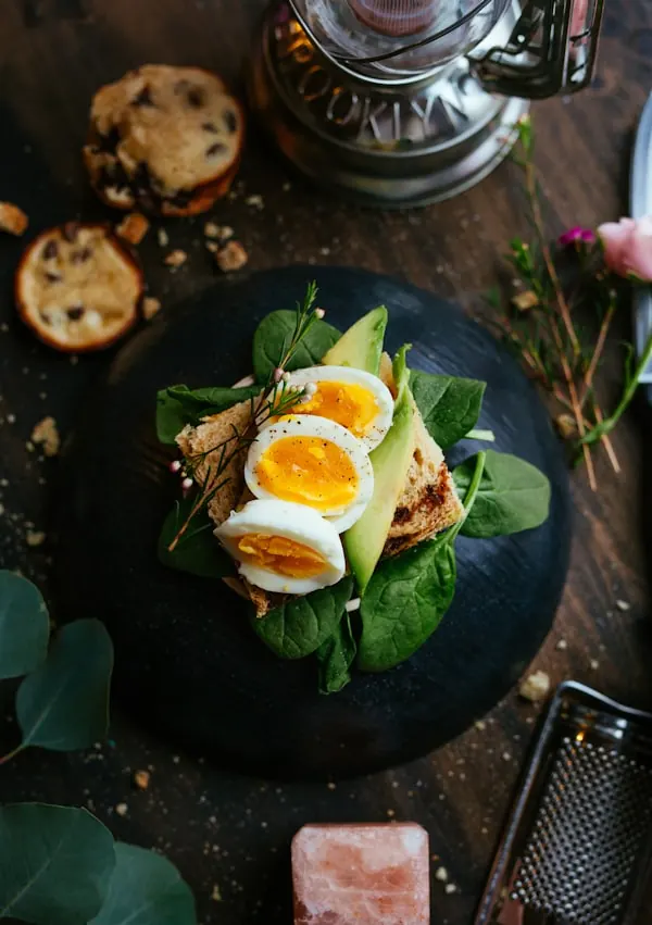 Ensalada con huevo pochado y palta