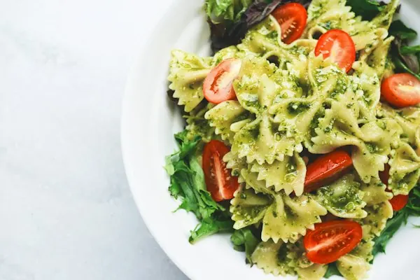 Ensalada de pasta con pesto y tomate
