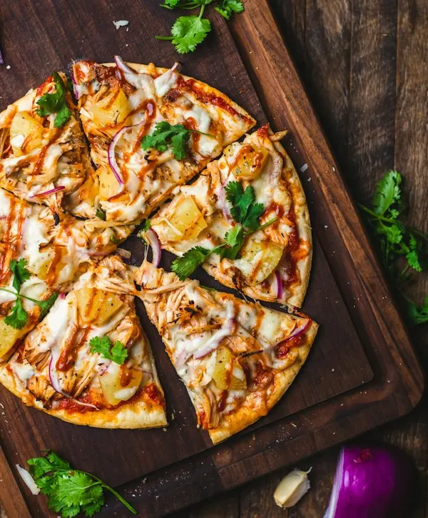 Pizza a la leña cortada en porciones