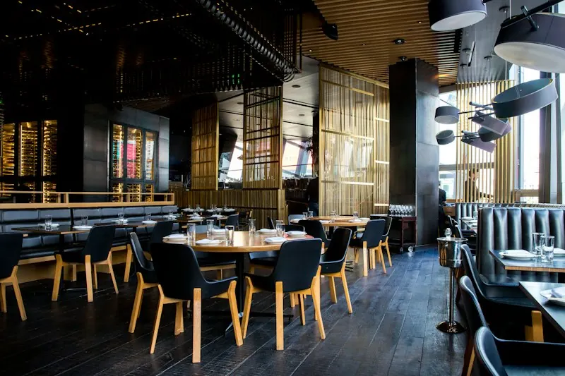 Salón del restaurante con mesas y sillas de madera