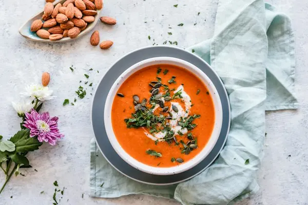 Bol de sopa de zapallo con semillas