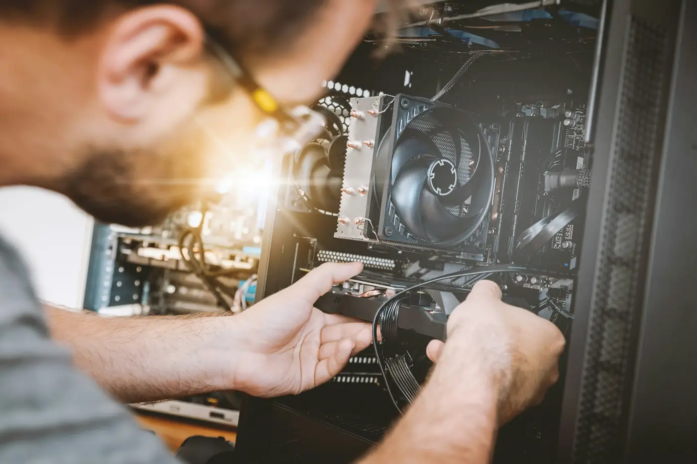 Técnico instalando una tarjeta de video dentro de una PC