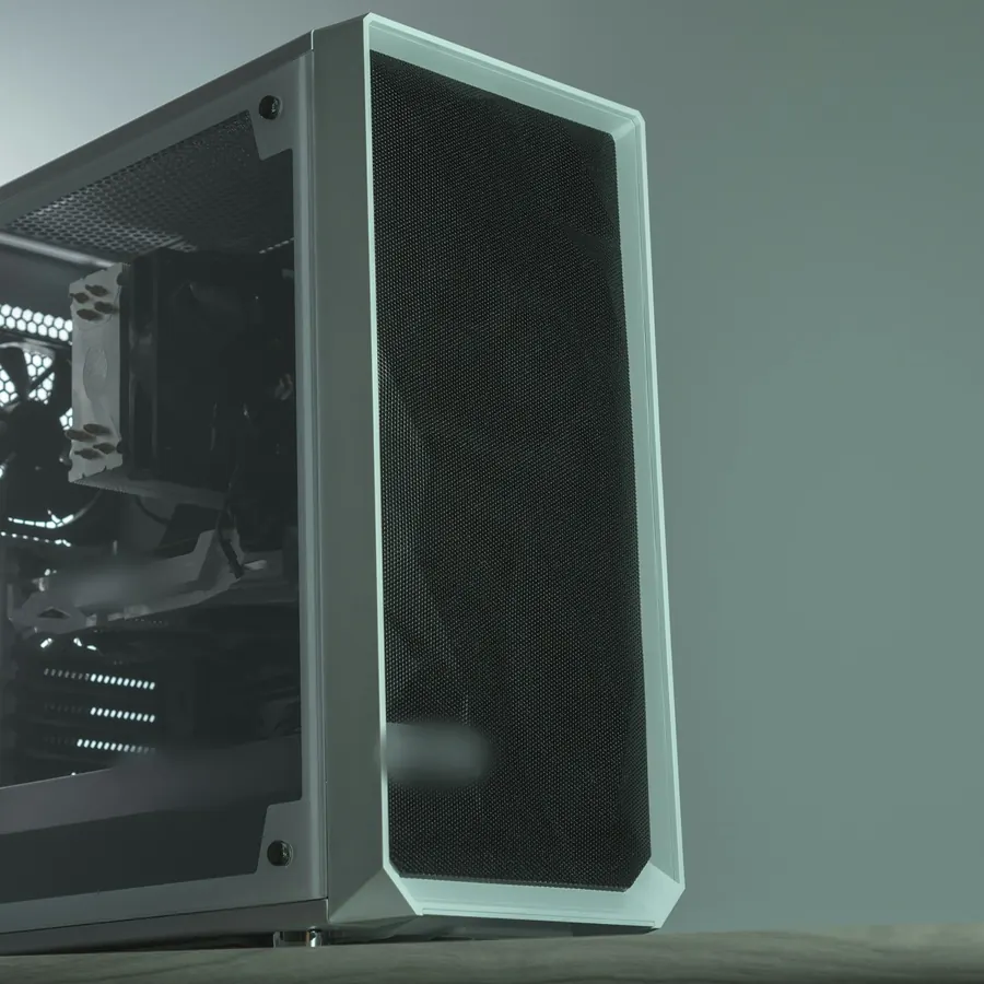 Case de PC gris con panel lateral de vidrio y frente de malla