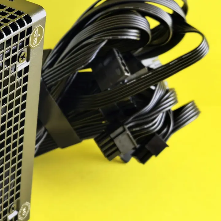 Fuente de poder 750 W 80 Plus Gold: detalle 2