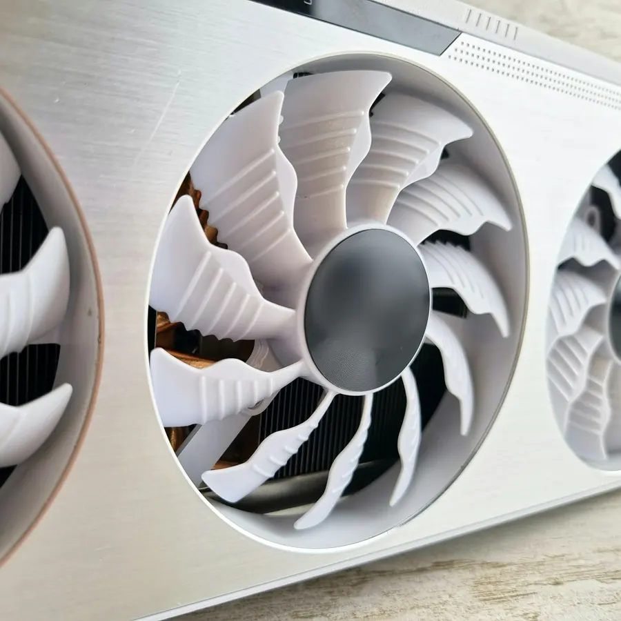 Tarjeta de video blanca con tres ventiladores