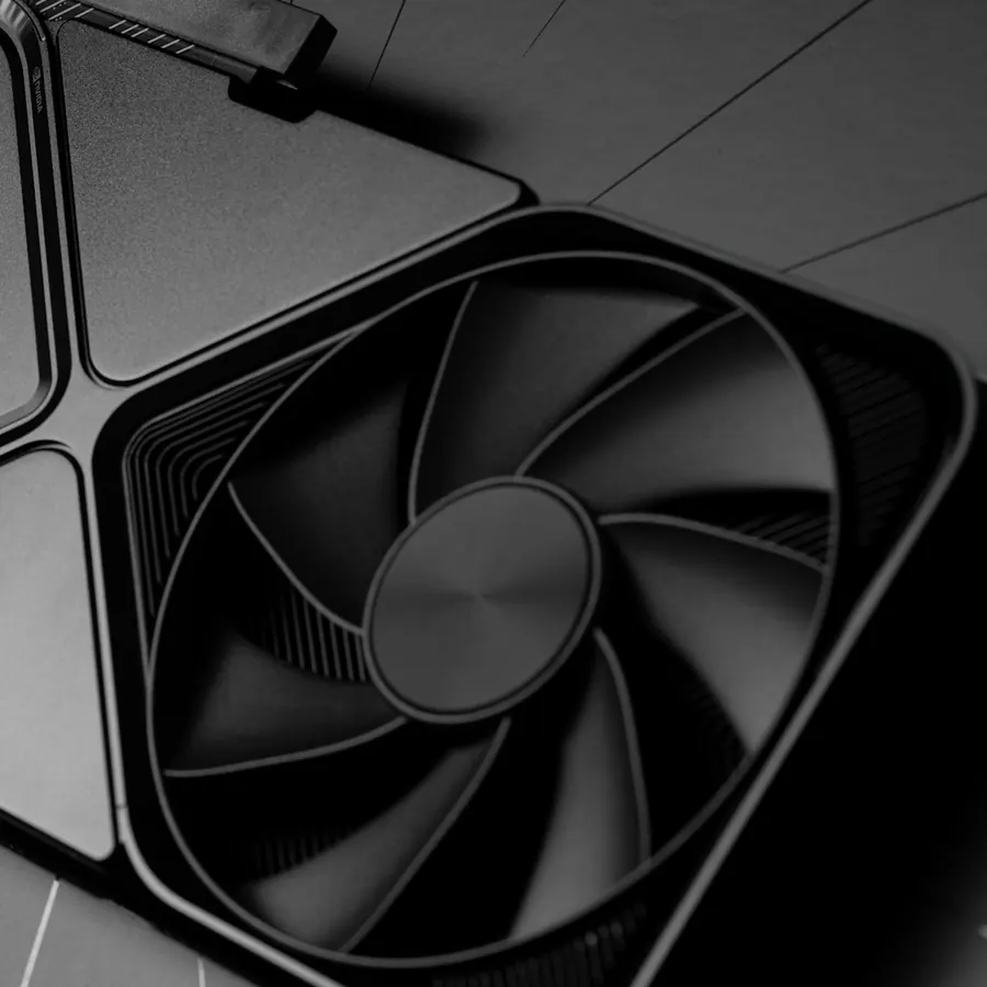 Tarjeta de video negra con ventilador grande vista de cerca