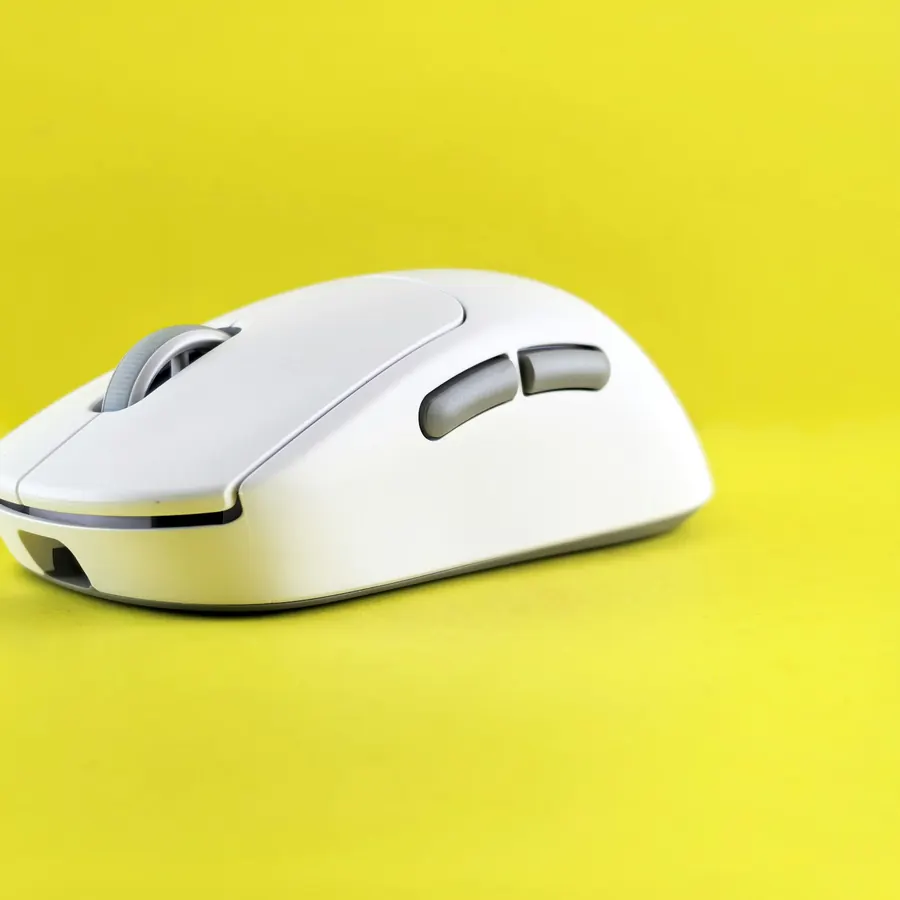 Mouse blanco sobre fondo amarillo