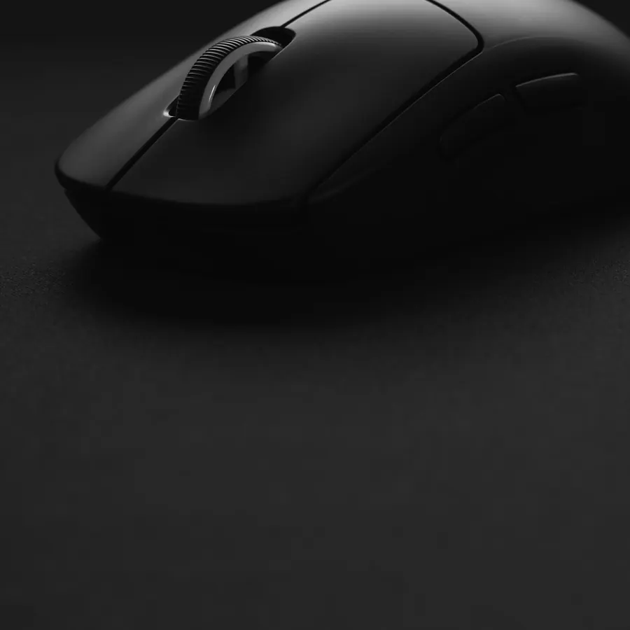 Mouse negro mate sobre fondo oscuro