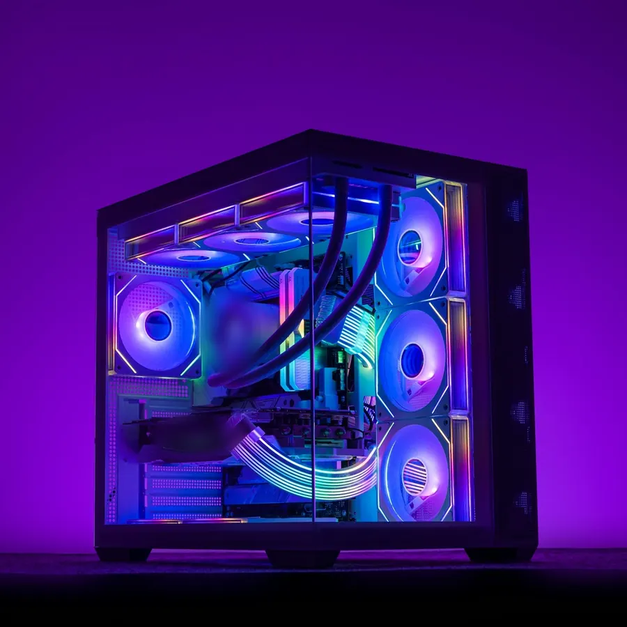 PC con case de vidrio y ventiladores iluminados en azul y violeta