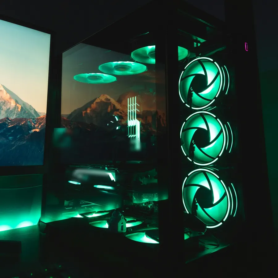 PC en case de vidrio con ventiladores iluminados en verde