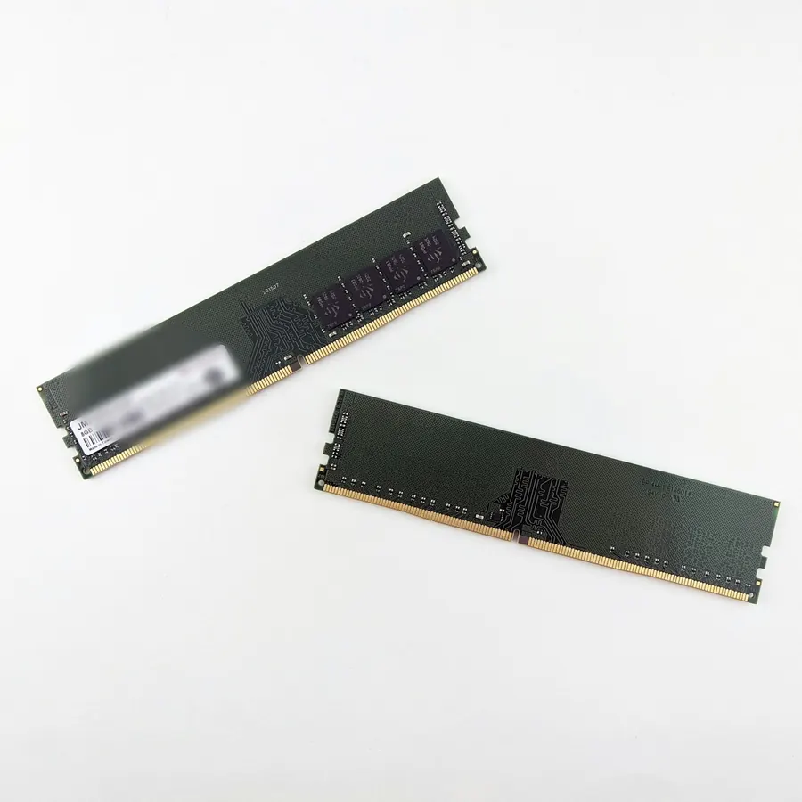 Dos módulos de memoria RAM sobre una mesa blanca