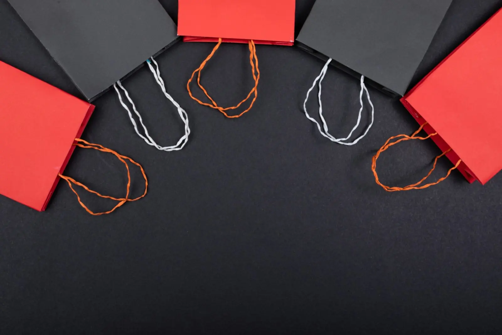 Bolsas de regalo negras y rojas con asas de cordón