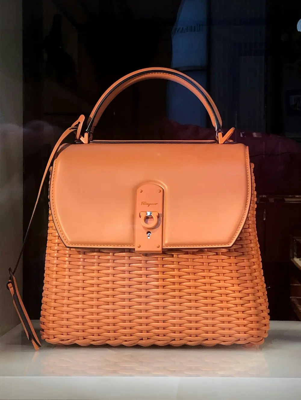 Bolso de mimbre color terracota con asa de cuero