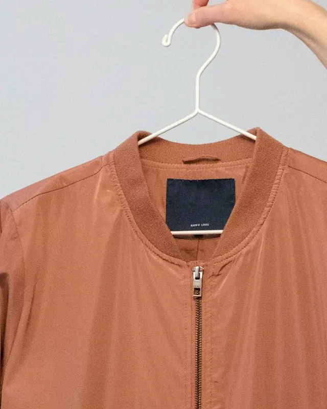 Casaca Bomber Canela: detalle 1