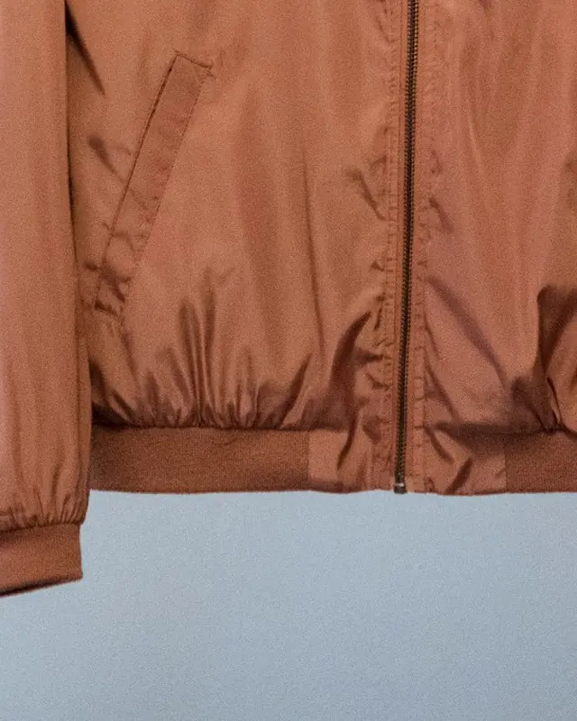 Casaca Bomber Canela: detalle 2